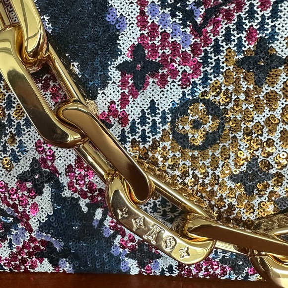 Louis Vuitton - Picture 4 of 10